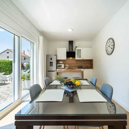 In 8184 Apartment Biograd Na Moru